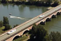 Moissac 1000-foot aqueduct Tarn River canal bridge