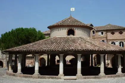 Auvillar town Circular grain market