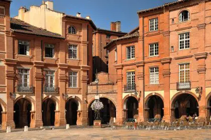 Montauban place Charming redbrick town on the Tarn River banks