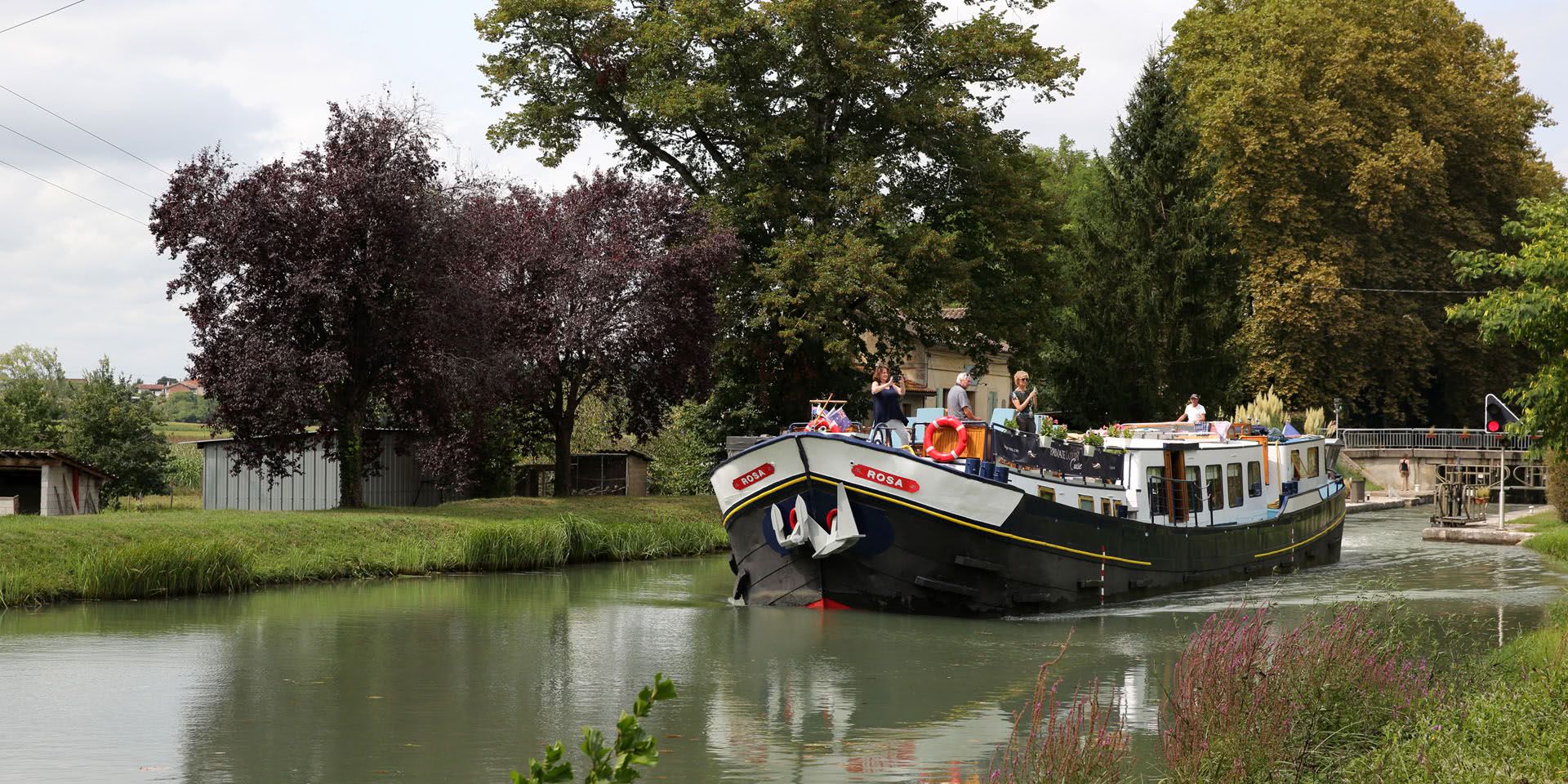 Rosa barge cruising